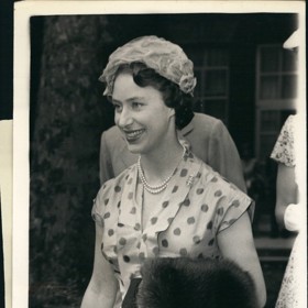 Průkopnicí stran puntíků a jejich nošení ale byla princezna Margaret. Ta se v nich pravidelně ukazovala už v padesátých letech, nejlépe na šatech určených pro čajové dýchánky.