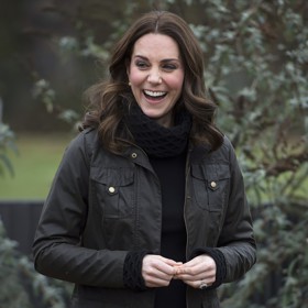 V zásobě má ale ještě tři různé svrchníky od této značky. Například tento olivově zelený kabátek.