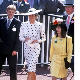 Dianě se ale zamlouvaly i tmavé puntíky na světlém podkladu. Třeba jako u těchto šatů na dostizích v Ascotu roku 1988. Dodnes  velmi aktuální model, že?