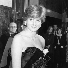 Diana přesto předvedla na koncertě pořádný kus odvahy. Už jen volbou šatů, které si prosadila. Charlesovi se totiž nezdála jejich barva - černá se v královské rodině nosí jen na pohřby.