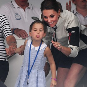 Před pěti lety pak rozpustilá princeznička počastovala novináře vyplazeným jazykem. Palác to později zakamufloval vysvětlením, že grimasa patřila dědovi holčičky Michaelu Middletonovi.