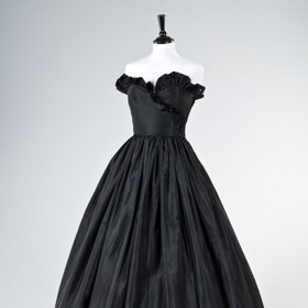 Dianiny šaty od Elizabeth a Davida Emanuelových byly roku 2010 vydraženy za 6,6 milionu korun. Zaplatilo je za ně chilské muzeum módy.