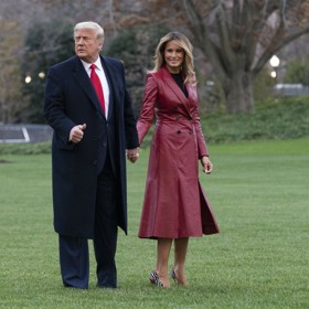 Melania Trump v luxusním koženém plášti z dílny módního domu Alexander McQueen.