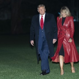 Pod skvostný kožený plášť oblékla Jednoduché černé šaty.