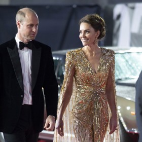 Kate Middleton se může pochlubit impozantním šatníkem, který nejspíš skrývá na hradě Windsor. Najdete v něm jak drahé kousky od slavných návrhářů, tak zcela běžnou konfekci. Spoustu šatů, zvlášť těch luxusních, si ale Kate "pouze" půjčuje. Zřejmě se to týká i této zlaté flitrované róby od Jenny Packham, kterou vynesla v září roku 2021 na premiéru nového Jamese Bonda.