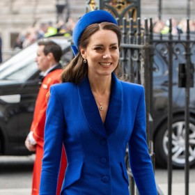 Kate ale nosí opakovaně i luxusní kousky. Například tyto kabátové šaty od Catherine Walker, které měla na sobě při Dni Commonwealthu roku 2022.