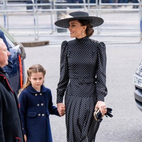 Puntíkům propadla také Kate Middleton. Jak by také ne, když jsou symbolem elegance, ale i hravosti a dívčího půvabu. Takto se ustrojila na zádušní mši za zesnulého prince Philipa roku 2022.