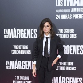 Herečka Penelope Cruz ukazuje kouzlo vertikálních linií s otevřeným sakem a přidanou kravatou. 