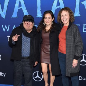 S herečkou Rheou Perlman (vpravo) má tři děti - dcery Lucy (uprostřed) a Grace a syna Jacoba. S Rheou žili jako manželé 30 let, pak se rozešli. O rozvod ale dodnes nepožádali.