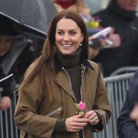 Kabáty Barbour jsou jako stvořené do podzimních plískanic. Kvalitní povoskovaný materiál vás ochrání před vlhkem a přitom budete stále vypadat elegantně. Třeba jako Kate Middleton v tomto modelu Edith, v němž se pravidelně objevuje při plnění královských povinností.