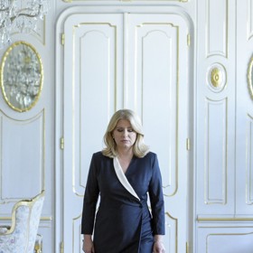 Pouzdrové šaty s šálovou fazonou slušivého zavinovacího střihu. To je ikonický model bývalé slovenské prezidentky Zuzany Čaputové. Tento model má v šatníku hned v několika barevných i střihových zpracováních, a ví proč. Sluší jí to v nich naprosto dokonale.