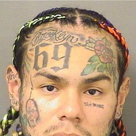 Raper Tekashi 6ix9ine skončil za mřížemi.
