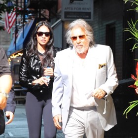 Al Pacino má čtvrté dítě, syna Romana, s o půl století mladší producentkou Noor Alfallah.