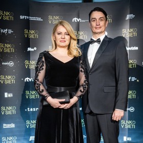 Stejně okouzlující ale umí být Zuzana Čaputová ve velké večerní. Tento sametový model s krajkovými rukávy podtrhl její ženskost všemi směry, přesto jí ponechal maximum respektu a důstojného vzhledu nejvýznamnější političky země.