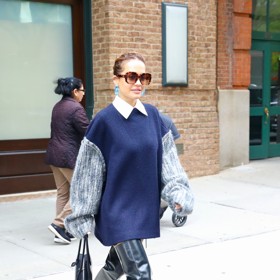 Zpěvačka Rita ora využila vysokánský model kozaček jako náhradu za jakýkoliv spodní díl. Vystačila si pak už jen s prodlouženou vestou.