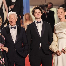 S Homerem a Alejandrou (vlevo) si Richard Gere zapózoval na letošním festivalu v Cannes s kolegyní Umou Thurman (vpravo).