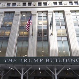 Mrakodrap nacházející se na Wall Street 40 bývá označován jako Trampův klenot.