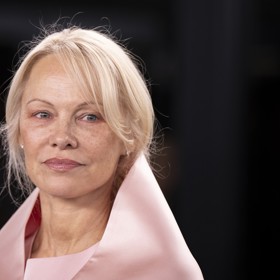 Hvězda pobřežní hlídky a pánských časopisů Pamela Anderson se rozpovídala o složitém dětství a dospívání, během nichž byla vzdor snaze rodičů ji ochránit sexuálně zneužívaná.