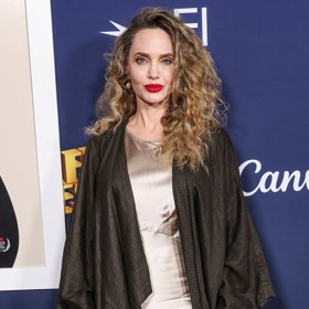 Jako první ukázala letos na podzim zbrusu nové kudrliny Angelina Jolie.