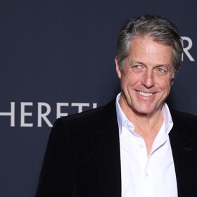 Svůdník Hugh Grant se stal otcem až po padesátce.