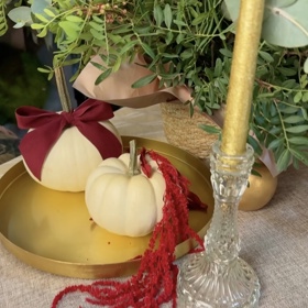 Mezi trendy barvy podzimu 2024 patří béžové a přírodní odstíny společně s bordó. 