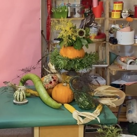 Ještě celý listopad můžete mít před domem dekoraci z různých druhů dýní. Zde je floristka Olha Čumpelík naaranžovala do pyramidy. 