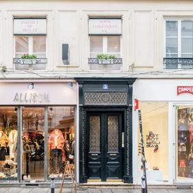 Roztomilá průčeli ukrývají salony také ve vyšších patrech romantických uliček.