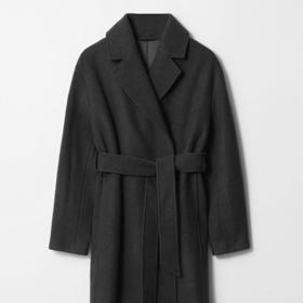 Kabát &other Stories pořídíte pohodlně na internetu. Je v oversize siluetě, velikosti ale perfektně odpovídají, nemusíte se tak online nákupů bát. Stojí v přepočtu necelých 6 000 Kč.