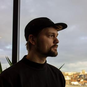 Za značkou Netha no.0 stojí partnerský pár Češky a Holanďana. Thomas se 3D tisku věnuje už několik let, začínal s kousky určenými pro televizní produkci.