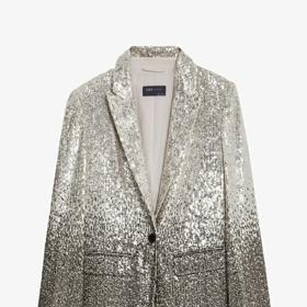 Stejně třpytivá je také varianta obsypaná flitry od značky Marks&Spencer, 3 399 Kč.