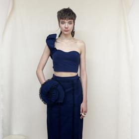 Tvorba Terezy Rosalie Kladošové je mnohovrstevnatá. K jedněm z jejích aktuálních linií patři neotřelé džínové kousky.