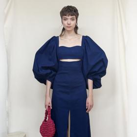 Jejím modelům neschází extravagance, přesto jsou plné jednoduchých linií a hravých tvarů.