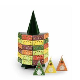 Pro milovníky čaje je tu adventní kalendář ve tvaru vánočního stromečku, který ukrývá sadu BIO čajů. English Tea Shop, 455 Kč