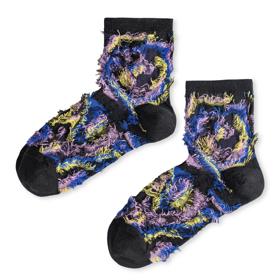 Ochmýřené ponožky , které pochází z dílny návrhářky Terezy Rosalie Kladošové. Prodává je Ferdinand za 300 Kč.