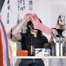 Zábavné střapaté modely Terezy Rosalie Kladošové působí, jako byste si je oblékli naruby.