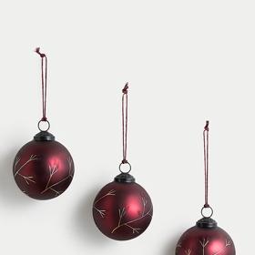 Sada 3 luxusních vánočních koulí z červeného skla s vinným listem, Marks&Spencer, 399 Kč