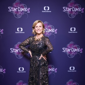 Letošní ročník Tatiana Drexler svými róbami vyloženě zdobí. Pro první večer zvolila tylové šaty s dlouhými rukávy hojně zkrášlené výšivkami. 