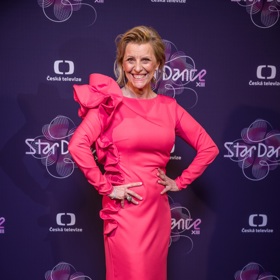 Pro druhý soutěžní večer sáhla Tatiana Drexler po výrazném odstínu růžové i nápadných střihových detailech. A moc jí to slušelo.