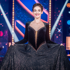 Valčík na píseň Stín katedrál odtancovala Marta Dancingerová v romantickém výčesu s čelenkou.