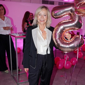 Nohu prodlouží i nízké boty do špičky, které jsou v barvě kalhot.