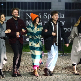 Oskar Hes odchází ze StarDance s přítelkyní a s partou přátel. 