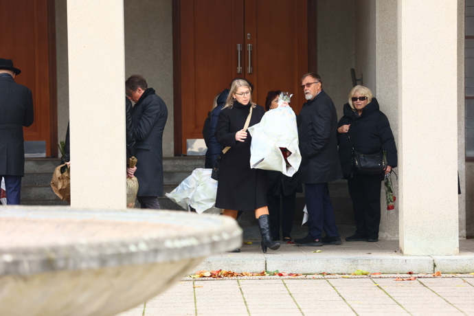 Zdrcení smuteční hosté na pohřbu Marie Benešové.