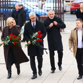 Poslankyně Alena Schillerová dorazila v doprovodu Karla Havlíčka, Jaroslava Hlinovského a Patrika Nachera.