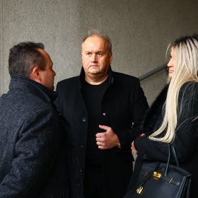Podnikatel Marek Vít s manželkou na pohřbu Marie Benešové.
