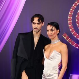 Zabodoval také komplet černý zpěvák Adam Pavlovčin, který dělal garde sestře Radce.