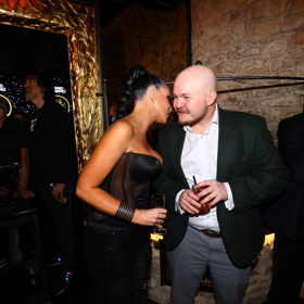 Andrea Pomeje cosi šeptala Arturovi.