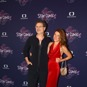 Patrik Hartl po boku své manželky.