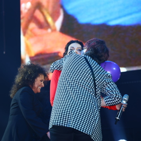 Zpěvačka Lucie Bílá nejprve dostala pusu na tvář.