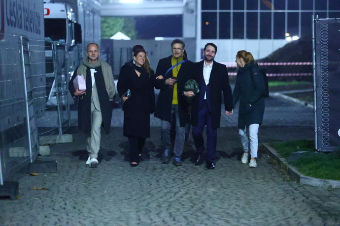 Patrik Hartl odcházel s manželkou, Terezou Pruckovou i přáteli.