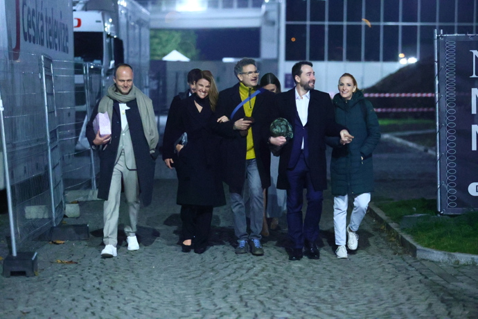 Patrik Hartl odcházel s manželkou, Terezou Pruckovou a jejím manželem  i přáteli.